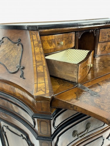 Louis XV - Commode à abattants plaquée de noyer et de loupe de noyer, Lombardie milieu du XVIII