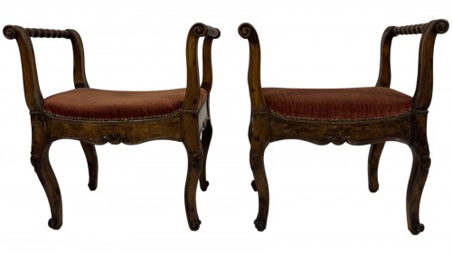 Paire de tabourets du XVIIIe siècle en noyer 