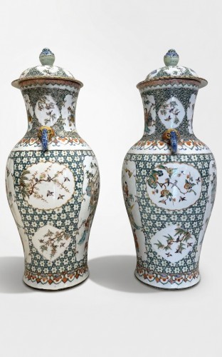 A pair of polychrome porcelain potiches, China 19th century - Asian Works of Art Style 