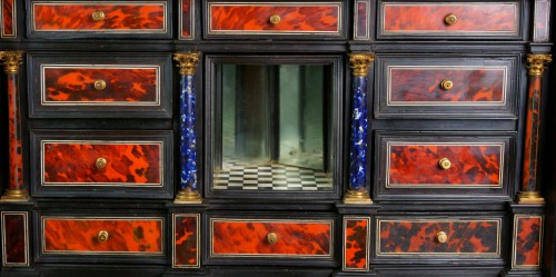 17th Rare Flemish Red Tortoiseshell Marquetry With Theater - Furniture Style Louis XIV