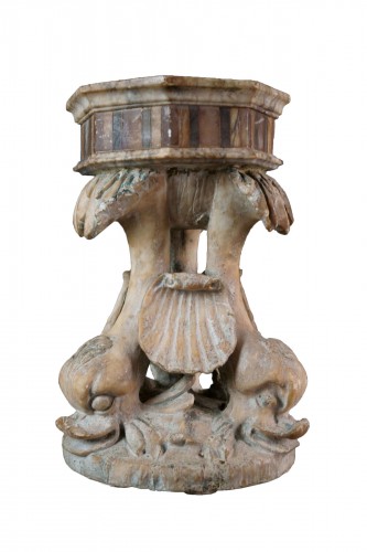 Centre de table en marbre aux trois dauphins, Italie XVIIe siècle