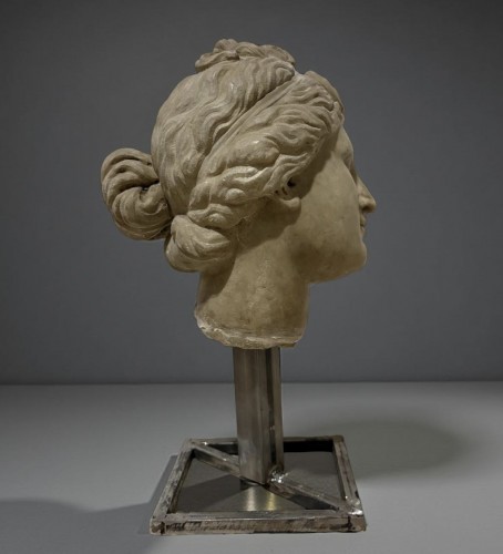 Sculpture Sculpture en Marbre - Tête en Marbre de la Vénus de Médicis XVIIe siècle
