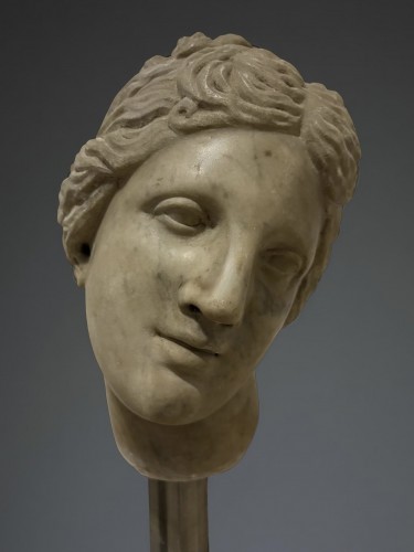 Antiquités - Tête en Marbre de la Vénus de Médicis XVIIe siècle