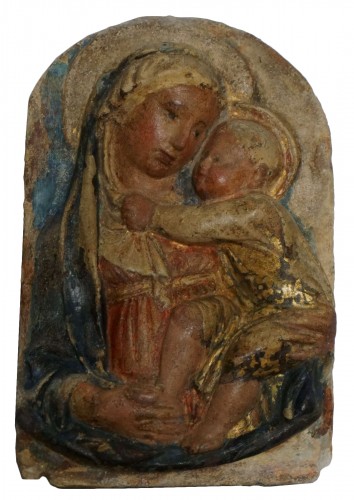 Vierge à l'Enfant, relief en stuc polychrome, atelier de Luca della Robbia. Seconde moitié du XVe siècle.