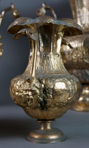 XVIe siècle et avant - Vases en cuivre repoussé et doré époque Renaissance
