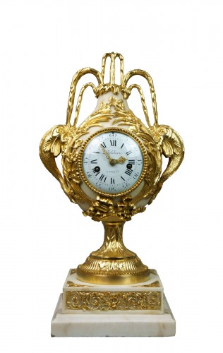 Pendule vase Louis XVI "Aux dauphins" modèle de Brécourt