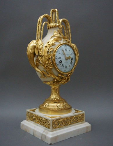 Horlogerie Pendule - Pendule vase Louis XVI "Aux dauphins" modèle de Brécourt