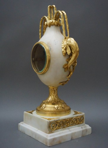 Louis XVI vase clock &quot;Aux dauphins&quot; Brécourt model - 