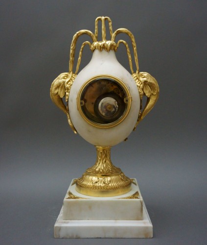 XVIIIe siècle - Pendule vase Louis XVI "Aux dauphins" modèle de Brécourt