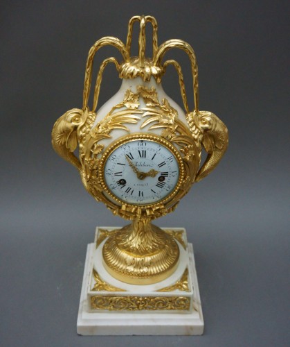 Louis XVI vase clock &quot;Aux dauphins&quot; Brécourt model - Louis XVI