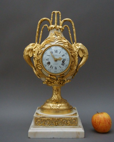 Louis XVI - Louis XVI vase clock &quot;Aux dauphins&quot; Brécourt model