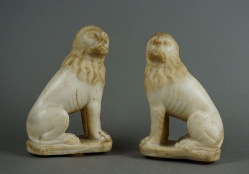 XVIIe siècle - Paire de petits lions en marbre, Venise 17e siècle
