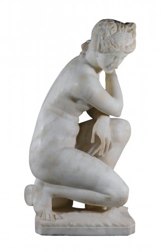 Venus accroupie grande sculpture en albâtre