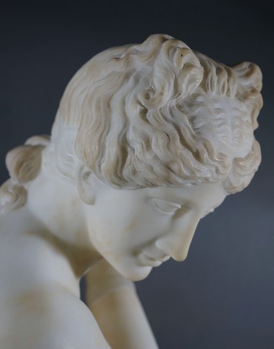 Venus accroupie grande sculpture en albâtre - Sculpture Style Napoléon III