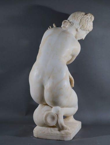 Antiquités - Venus accroupie grande sculpture en albâtre