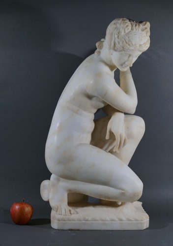 Antiquités - Venus accroupie grande sculpture en albâtre