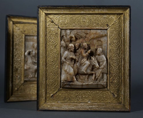 Paire de plaques en albâtre de Malines début 17e - Sculpture Style Louis XIII