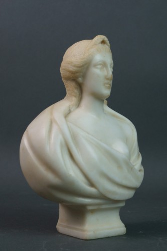 18th Italian Tiny Marble Bust Of Juno - Sculpture Style Louis XIV
