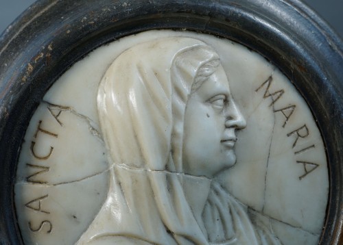 Médaillon en marbre Profil de Vierge 17e - Sculpture Style Louis XIV