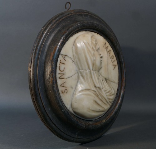 Sculpture Sculpture en Marbre - Médaillon en marbre Profil de Vierge 17e