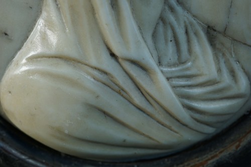 XVIIe siècle - Médaillon en marbre Profil de Vierge 17e