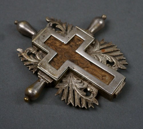 Antiquités - Croix orthodoxe Byzantine bois sculpté et argent du 17e siècle