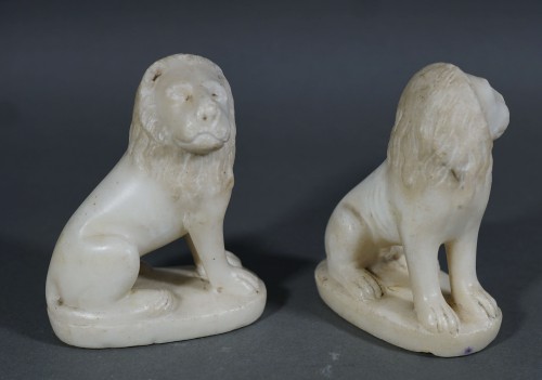 <= 16th century - Pair of small marble guardian lions, Venice, 16th century.
