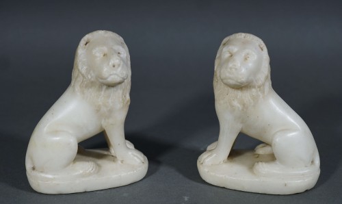 Antiquités - Pair of small marble guardian lions, Venice, 16th century.