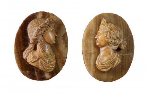 Paire de profils en médaillon du début du 17e siècle en marbre jaune antique et onyx
