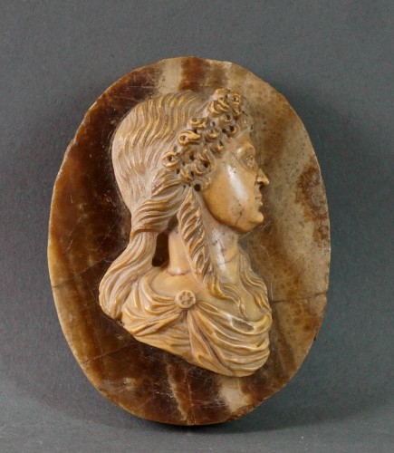 Paire de profils en médaillon du début du 17e siècle en marbre jaune et onyx - Sculpture Style Louis XIII