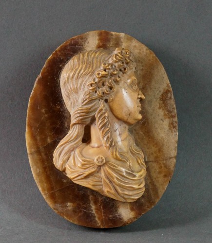 Paire de profils en médaillon du début du 17e siècle en marbre jaune antique et onyx - Sculpture Style Louis XIII