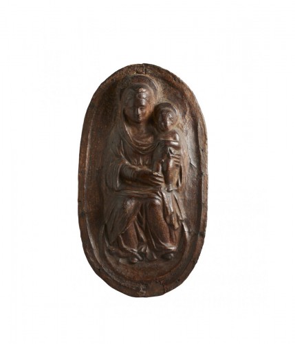 Relief en cuir représentant la Madone intronisée avec l'Enfant sur ses genoux.