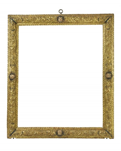 Cadre en bois sculpté, doré et polychromé