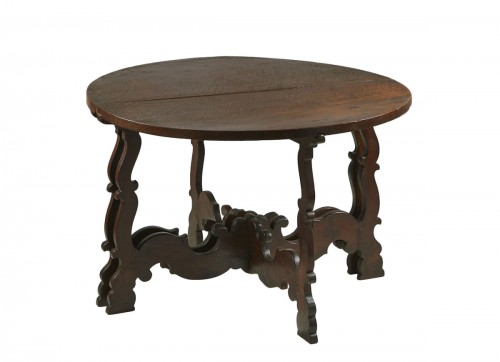Table ronde formée de deux consoles en noyer, Italie du Nord XVIIe siècle