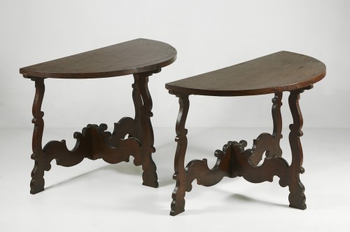 17th century - Round table formed by two consoles in walnut, Northern Italy, 17th century