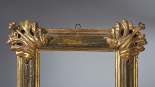 Objet de décoration  - Cadre en bois sculpté, laqué et doré, Émilie XVIIe siècle