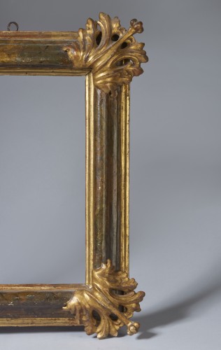 XVIIe siècle - Cadre en bois sculpté, laqué et doré, Émilie XVIIe siècle