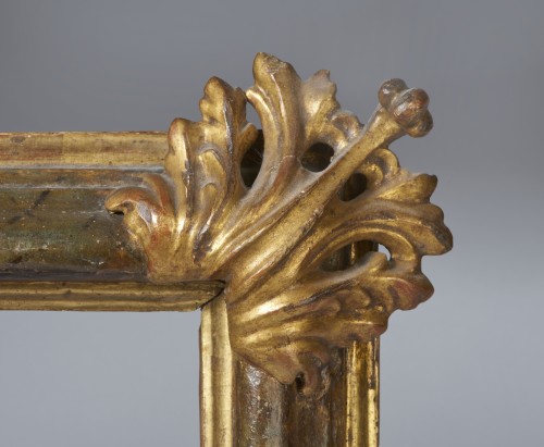 Cadre en bois sculpté, laqué et doré, Émilie XVIIe siècle - 