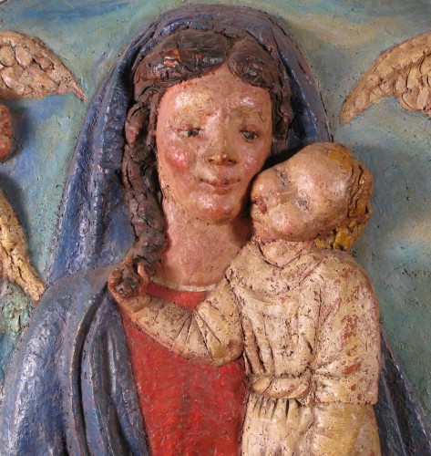 Vierge à l'Enfant, tondo en terre cuite polychrome du XXe siècle - Sculpture Style Art nouveau