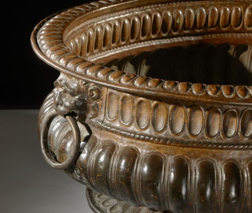 Vasque en cuivre repoussé, Italie, XVIe siècle - Objet de décoration Style 