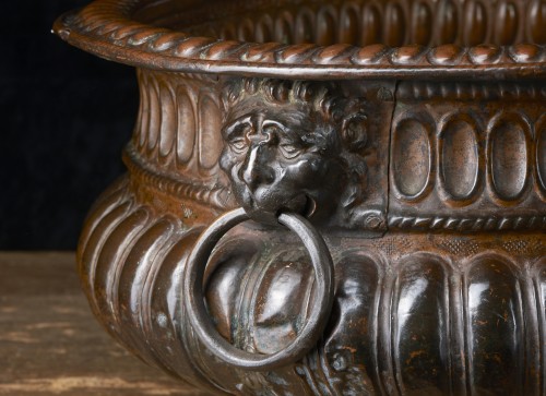 Objet de décoration Cassolettes, coupe et vase - Vasque en cuivre repoussé, Italie, XVIe siècle