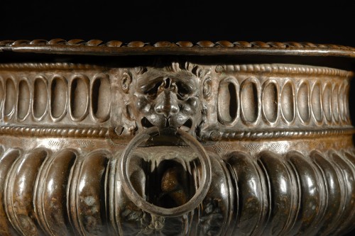 Vasque en cuivre repoussé, Italie, XVIe siècle - Antichità Santa Giulia