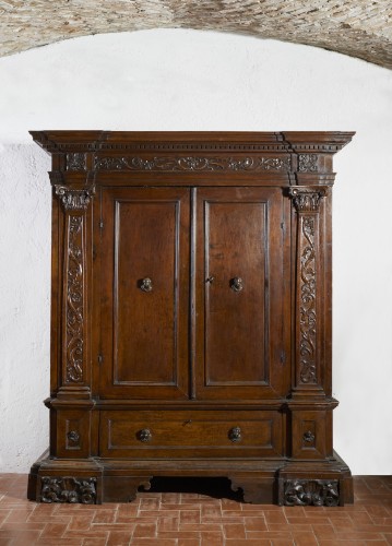 Armoire en noyer, Italie du Nord XVIIe siècle - Mobilier Style 