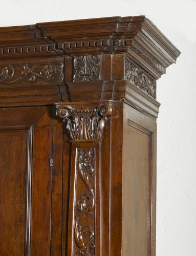 Armoire en noyer, Italie du Nord XVIIe siècle - 
