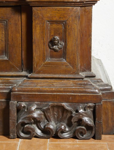 Antiquités - Armoire en noyer, Italie du Nord XVIIe siècle
