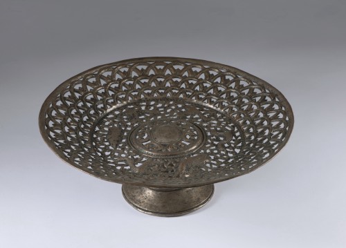 Objets de Curiosité  - "La chasse au sanglier" Socle en cuivre repoussé, ajouré, gravé et argenté