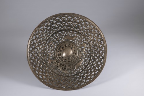 XVIe siècle et avant - "La chasse au sanglier" Socle en cuivre repoussé, ajouré, gravé et argenté
