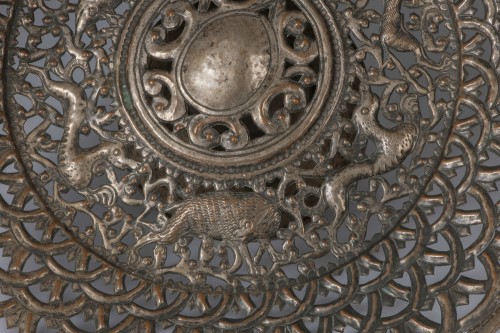 Antiquités - "La chasse au sanglier" Socle en cuivre repoussé, ajouré, gravé et argenté