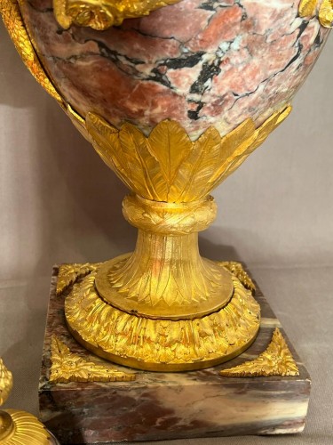 Paire de vases Napoléon III en marbre brèche violette et bronze doré - Antikvariat Nice