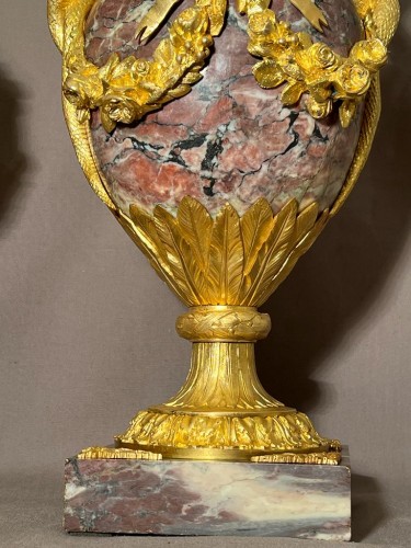 XIXe siècle - Paire de vases Napoléon III en marbre brèche violette et bronze doré